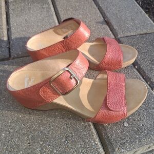 Dansko Women's Tanya Coral Leather Sandals Size 39